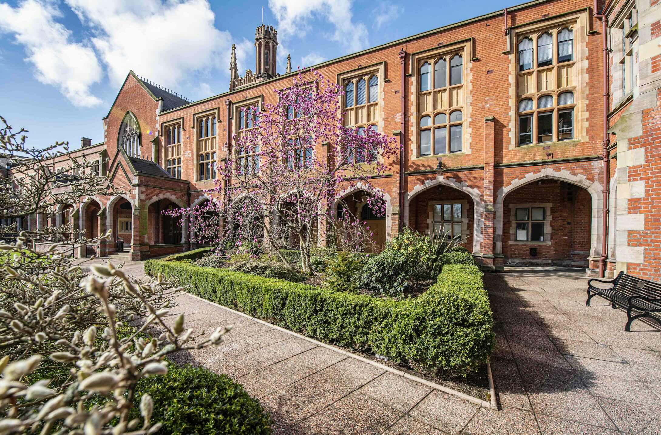 Queen’s University Belfast Simplifies Virtual and On-Campus Events With Gecko
